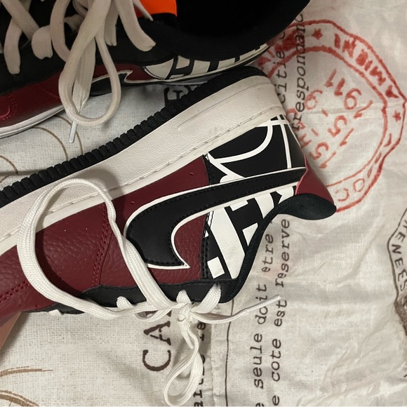 Nike Air Force 1 in a burgundy color - Picture 5 of 7